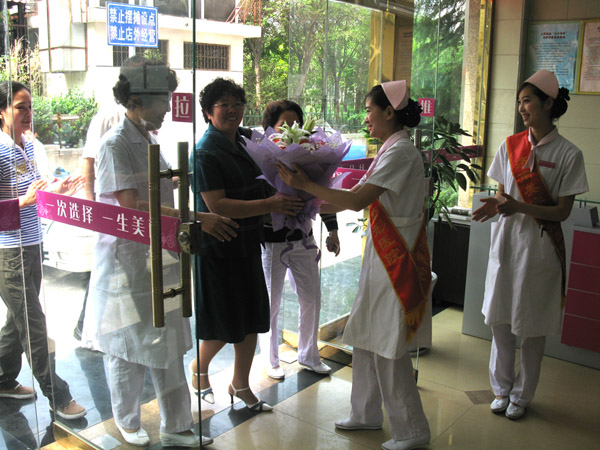 刘振华在济南美容整形医院共度护士节