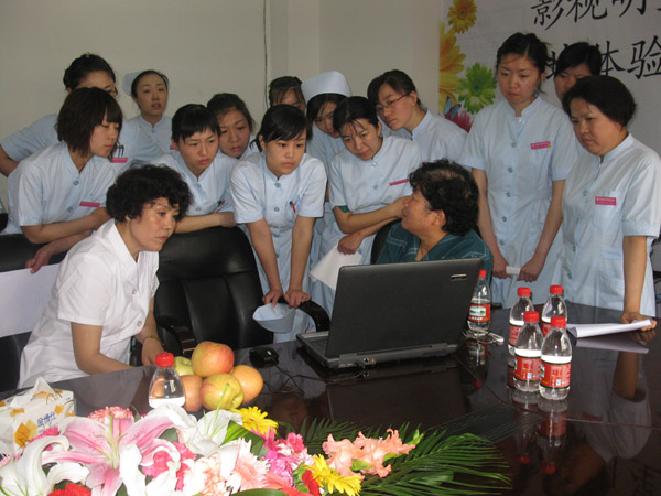刘振华在济南美容整形医院共度护士节- 图片新