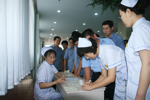 济南市中心医院为出租车驾驶员义务健康查体-