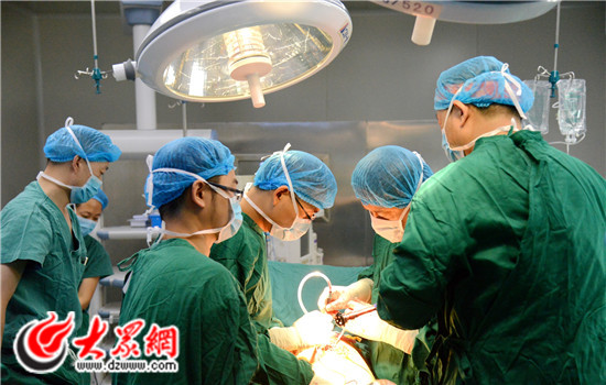 5例患者6台髋膝关节手术,山东专家现场技术传