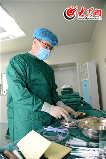 髋膝关节手术,山东专家现场技术传授黔江区中医院