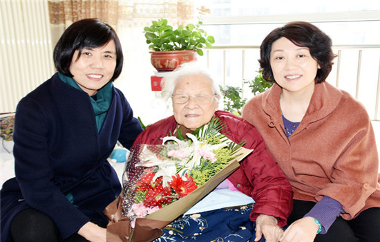 尊重前辈 关爱劳模—市三院"学雷锋纪念日"走访慰问老前辈