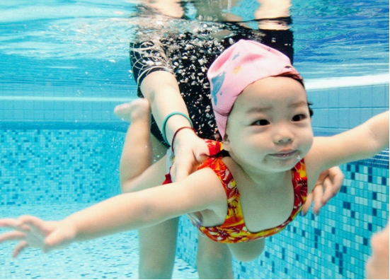傲视全球的顶级婴幼儿游泳是怎样炼成的_育儿焦点新闻_大众网