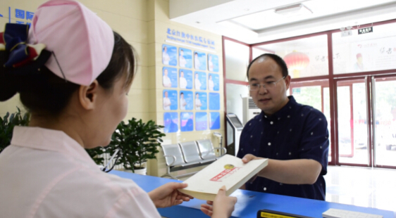 【公益正能量】北京红旗中医医院捐书植发公益
